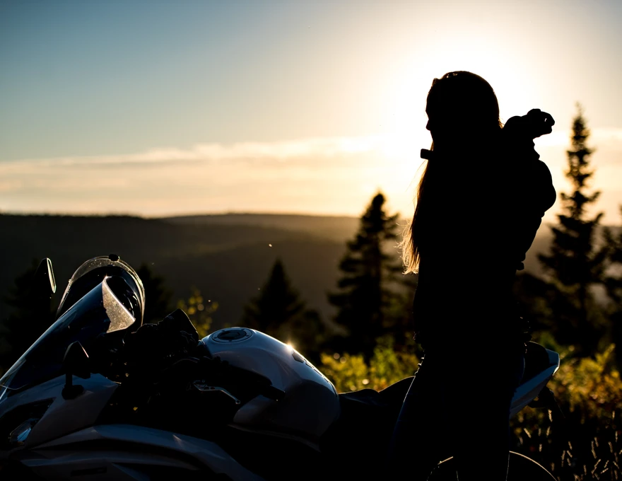Carl Salvail photographiant au coucher du soleil